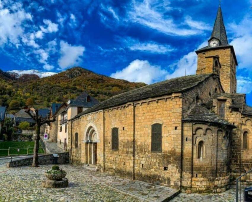 Mcastet, Casita Aranesa En El Valle De Aran Bossost Luaran gambar